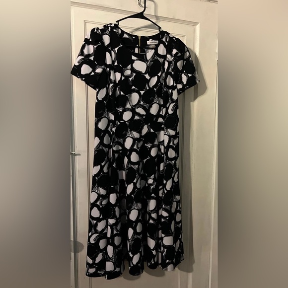 Elegant Black and White Abstract Midi Dress - Picture 1 of 3